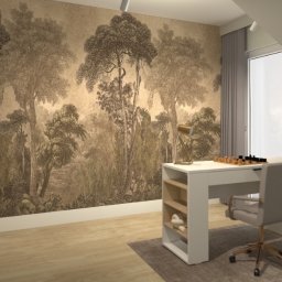 G Art design studio Aleksandra Gumoś - Pokój na poddaszu z biurkiem i fototapetą z motywem leśnym. Jasne meble, szachownica na biurku, globus i dekoracje na półkach. Przytulne i funkcjonalne wnętrze.