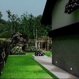 G Art design studio Aleksandra Gumoś - Wizualizacja projektu ogrodu o zmierzchu: zielony trawnik, żywopłot, kwitnące hortensje, brzozy, pergola, ścieżka i ciemna ściana domu z oknem oraz dekoracyjną lampą.