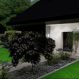 G Art design studio Aleksandra Gumoś - Nowoczesna wizualizacja ogrodu z zielonym trawnikiem, ozdobnymi krzewami i kamieniami, otaczającego dom z ciemnym dachem i oświetleniem elewacji.