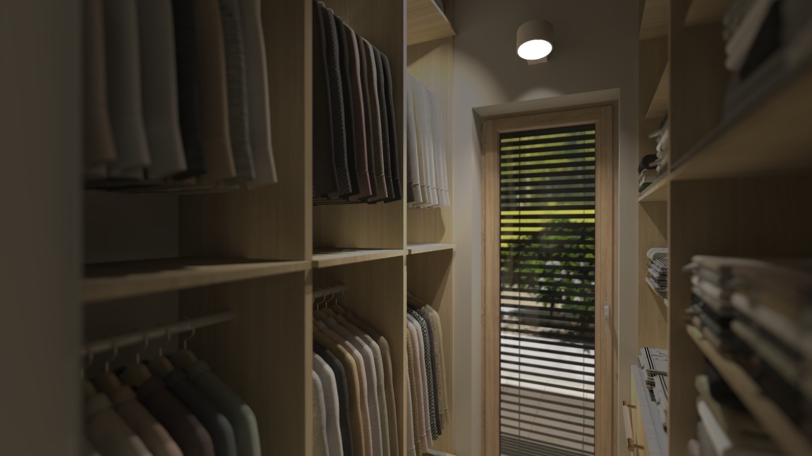 Jasna garderoba z ubraniami, półkami i oknem z żaluzjami, oświetlona punktowym światłem,  wnętrze w neutralnej kolorystyce.