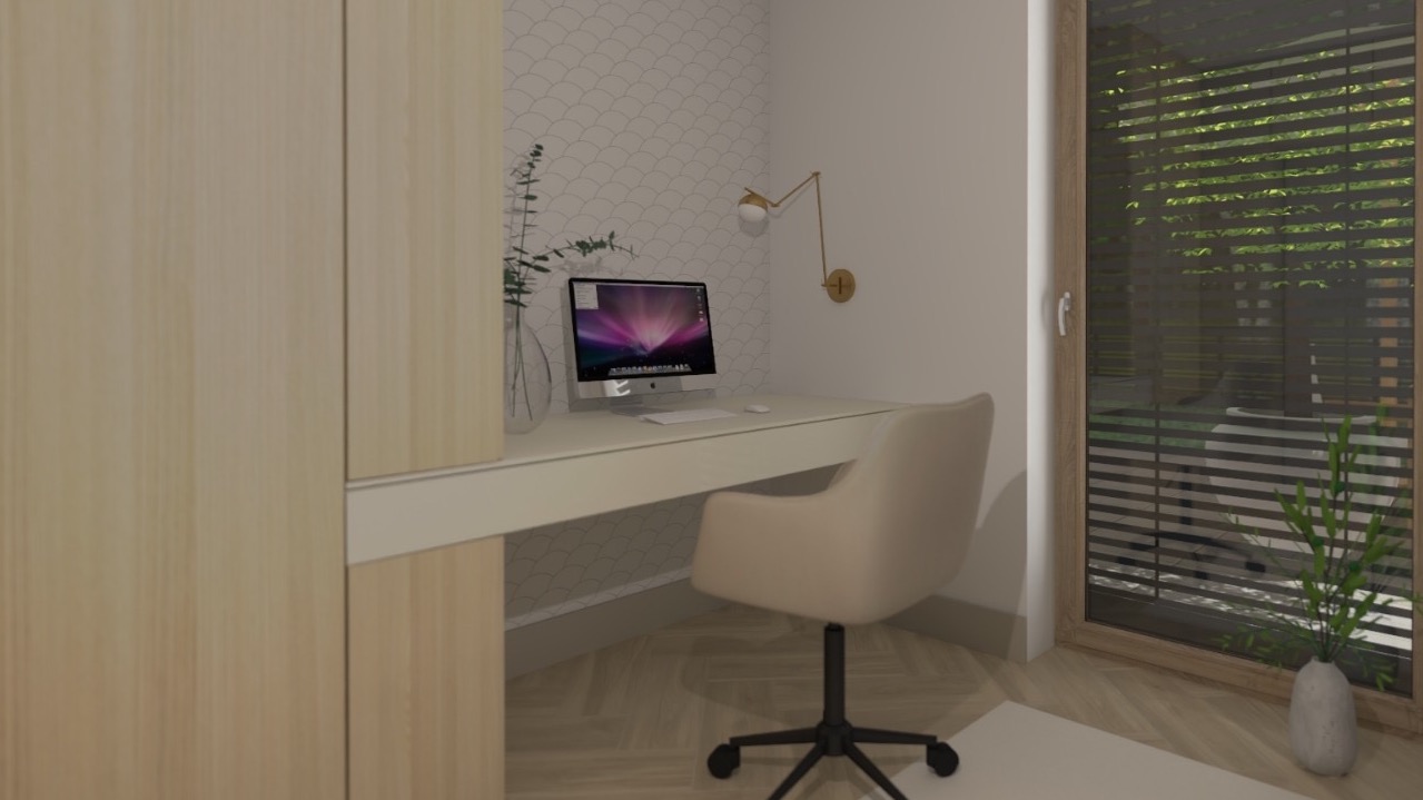 Nowoczesne biuro w domu: minimalistyczne biurko z komputerem, krzesło obrotowe, lampa ścienna i widok na zieleń za oknem z żaluzjami. Jasna kolorystyka, wzór na ścianie.