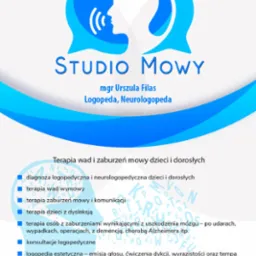 Niebiesko-biała grafika reklamowa Studio Mowy z sylwetką głowy w dymku, informacjami o mgr Urszuli Filas, logopedzie i neurologopedzie, listą oferowanych terapii, numerem telefonu, adresem e-mail...