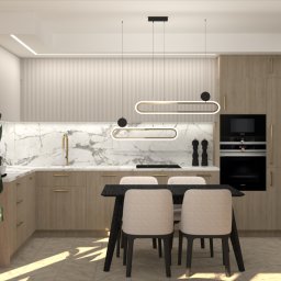 BonnieAM ALEKSANDRA MIKOŁAJCZYK - Wizualizacja kuchni z jadalnią w neutralnych barwach, z drewnianymi szafkami, marmurowym blatem i ścianą, czarnym stołem z beżowymi krzesłami oraz nowoczesnymi lampami wiszącymi.