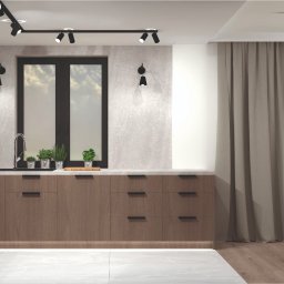 BonnieAM ALEKSANDRA MIKOŁAJCZYK - Wizualizacja nowoczesnej kuchni z drewnianymi szafkami, czarnym blatem, oknem z widokiem na zieleń i oświetleniem punktowym.