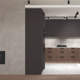 BonnieAM ALEKSANDRA MIKOŁAJCZYK - Nowoczesna kuchnia z ciemnymi, gładkimi szafkami górnymi i drewnopodobnymi szafkami dolnymi, oświetleniem punktowym i ścianą z imitacji marmuru z kominkiem i drewnem opałowym.