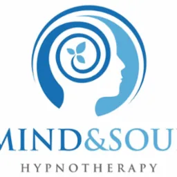 Logo gabinetu hipnoterapii: stylizowana głowa w okręgu z motywem spirali i liści, nazwa firmy 'MIND&SOUL HYPNOTHERAPY' w odcieniach niebieskiego.