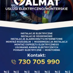 Elektryk w kasku i kamizelce odblaskowej sprawdza instalację elektryczną w rozdzielnicy za pomocą tabletu, logo firmy Calmat w tle, reklama usług elektrycznych i monterskich.