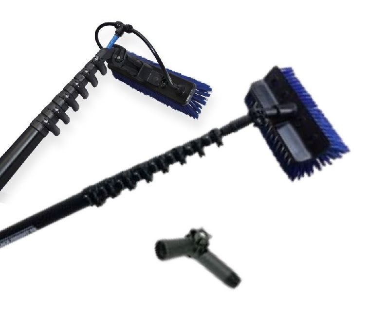 Szczotka teleskopowa z niebieskim włosiem do czyszczenia powierzchni, z dyszą na białym tle.