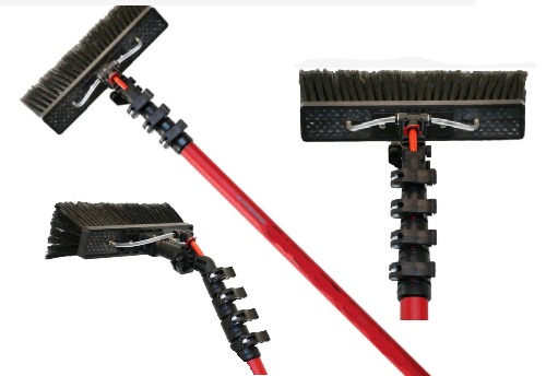 Szczotka teleskopowa z czerwoną rączką do czyszczenia, widok z trzech różnych perspektyw na białym tle.