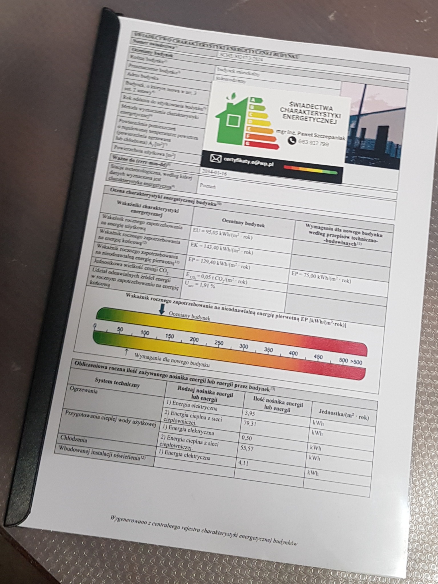 Skan dokumentu świadectwa charakterystyki energetycznej budynku, z tabelami i wykresami prezentującymi zużycie energii, z logo i danymi kontaktowymi firmy certyfikującej.