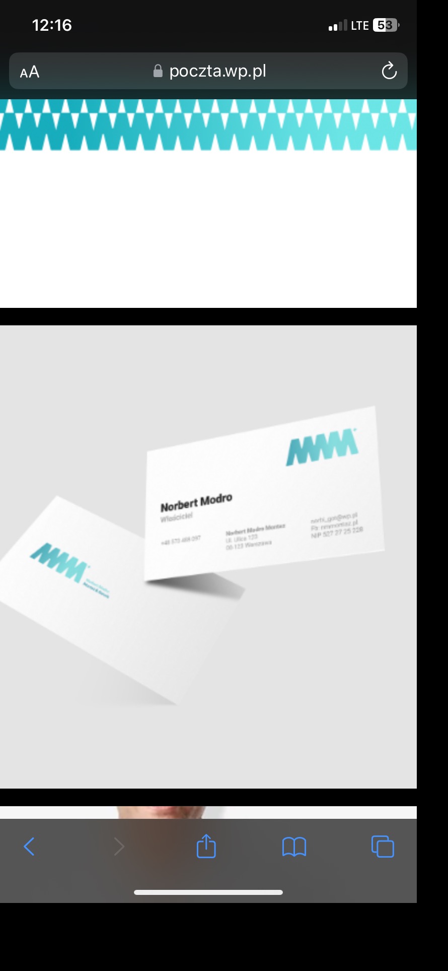 Dwie wizytówki z niebieskim logo firmy MMM, z danymi kontaktowymi: Norbert Modro, adres e-mail, numer telefonu i adres biura w Warszawie.