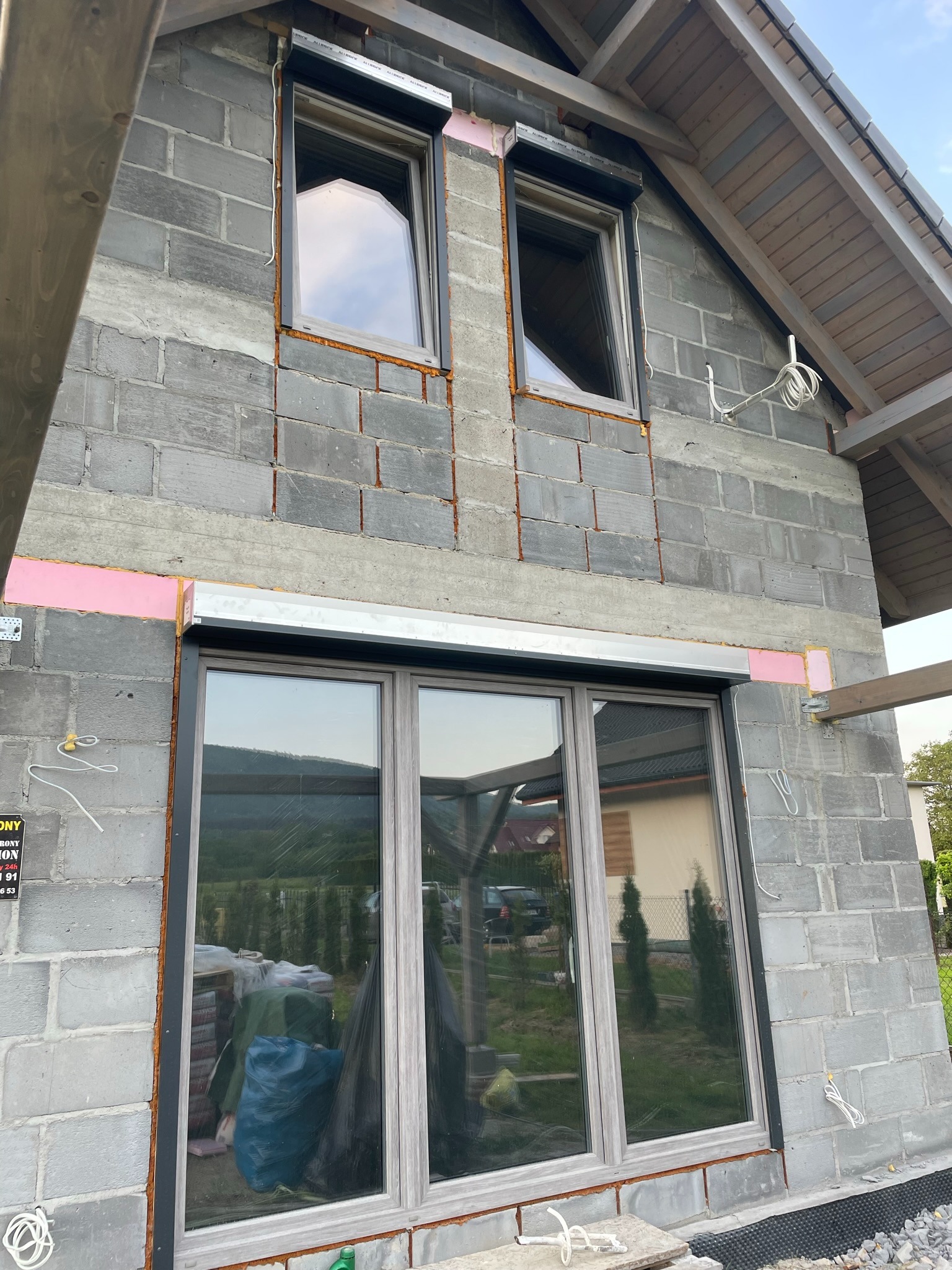 Rolety typu 'integro' (podtynkowe) w kolorze antracyt