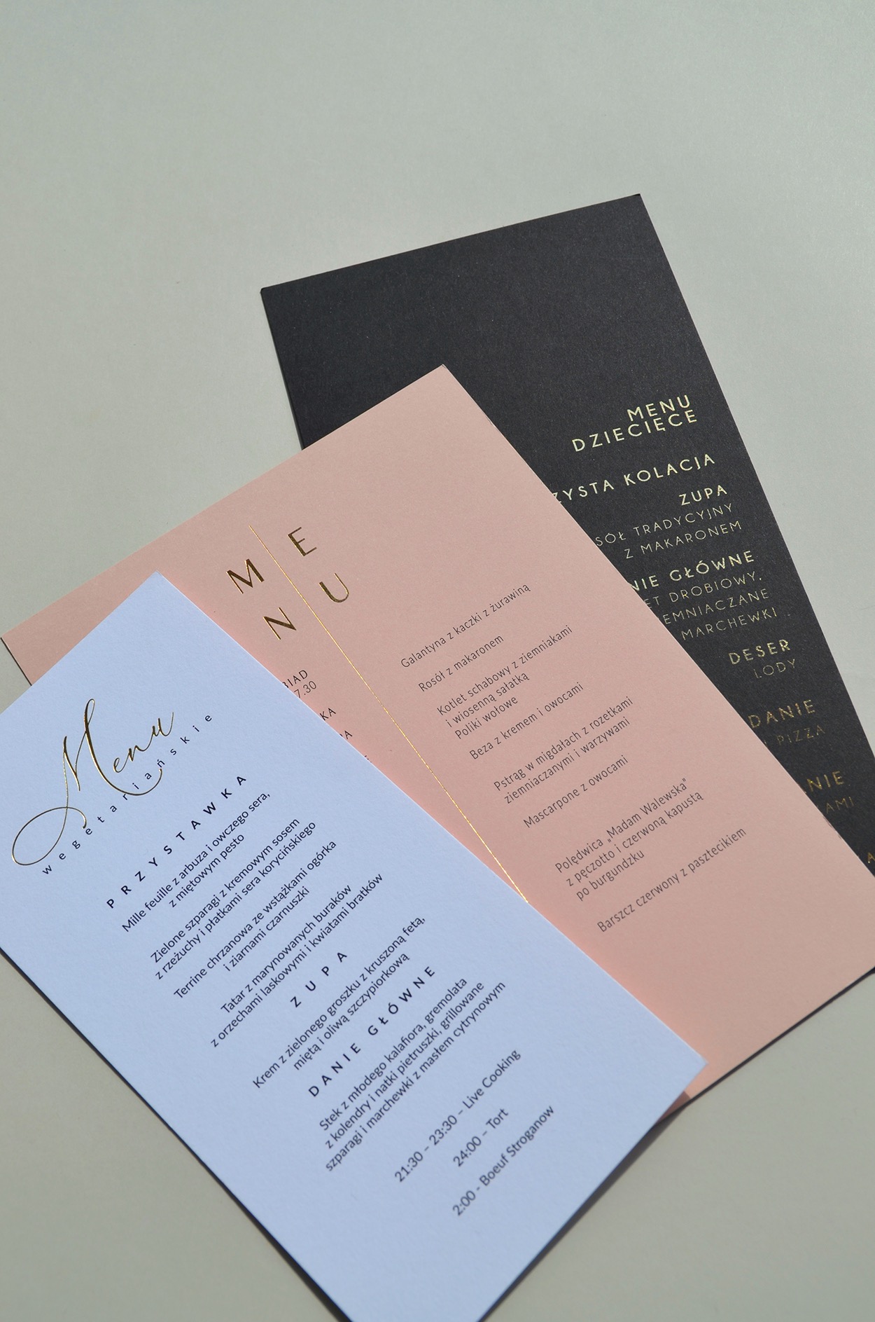 Zestawienie trzech menu restauracyjnych w różnych kolorach i stylach, prezentujących różnorodną ofertę dań.