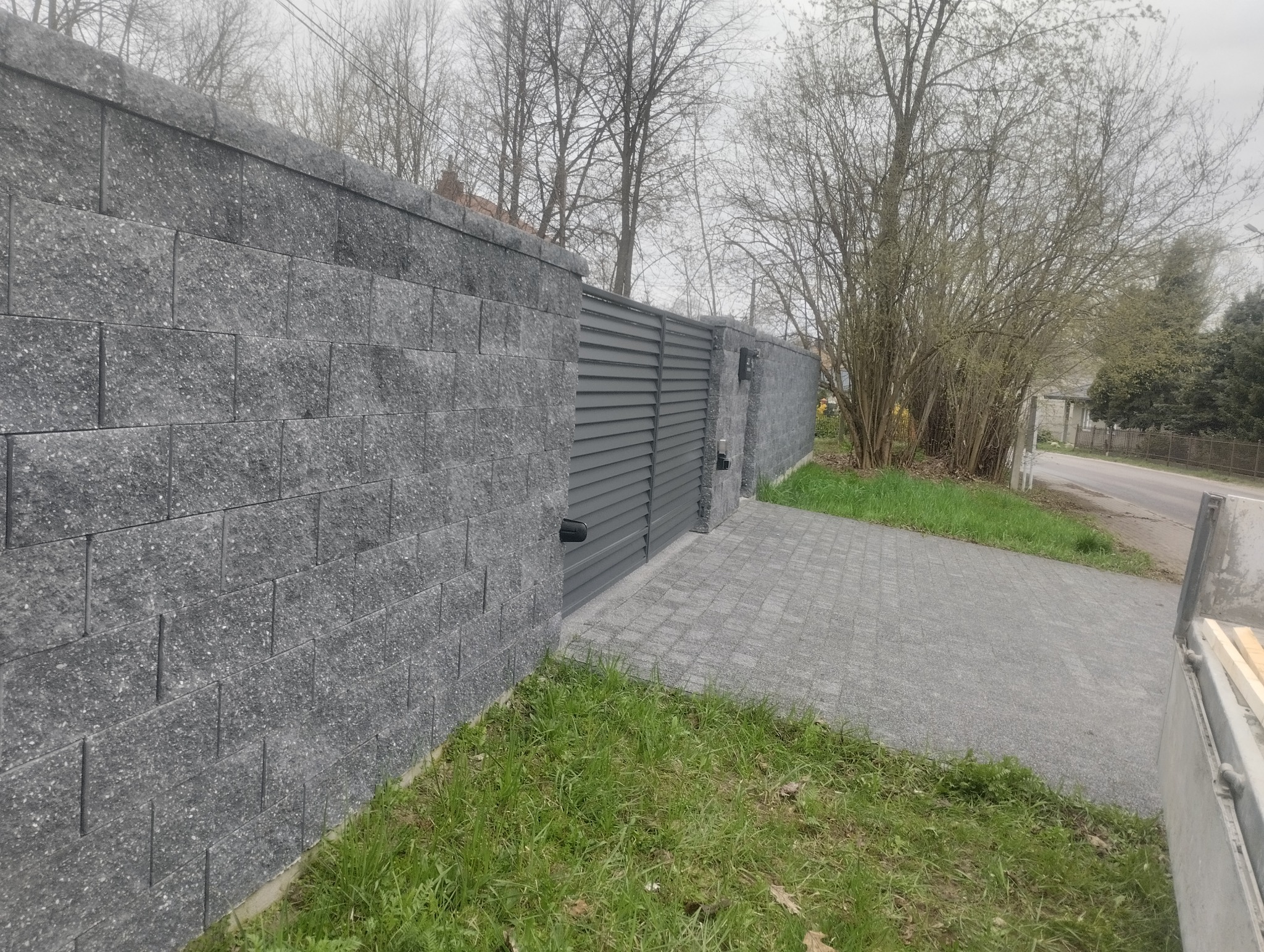 Ogrodzenie murowane ,brama żaluzjowa