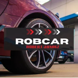 Częściowe ujęcie tyłu bordowego samochodu z widocznym kołem i logotypem 'ROBCAR ROBERT JANOSZ' nałożonym na zdjęcie.