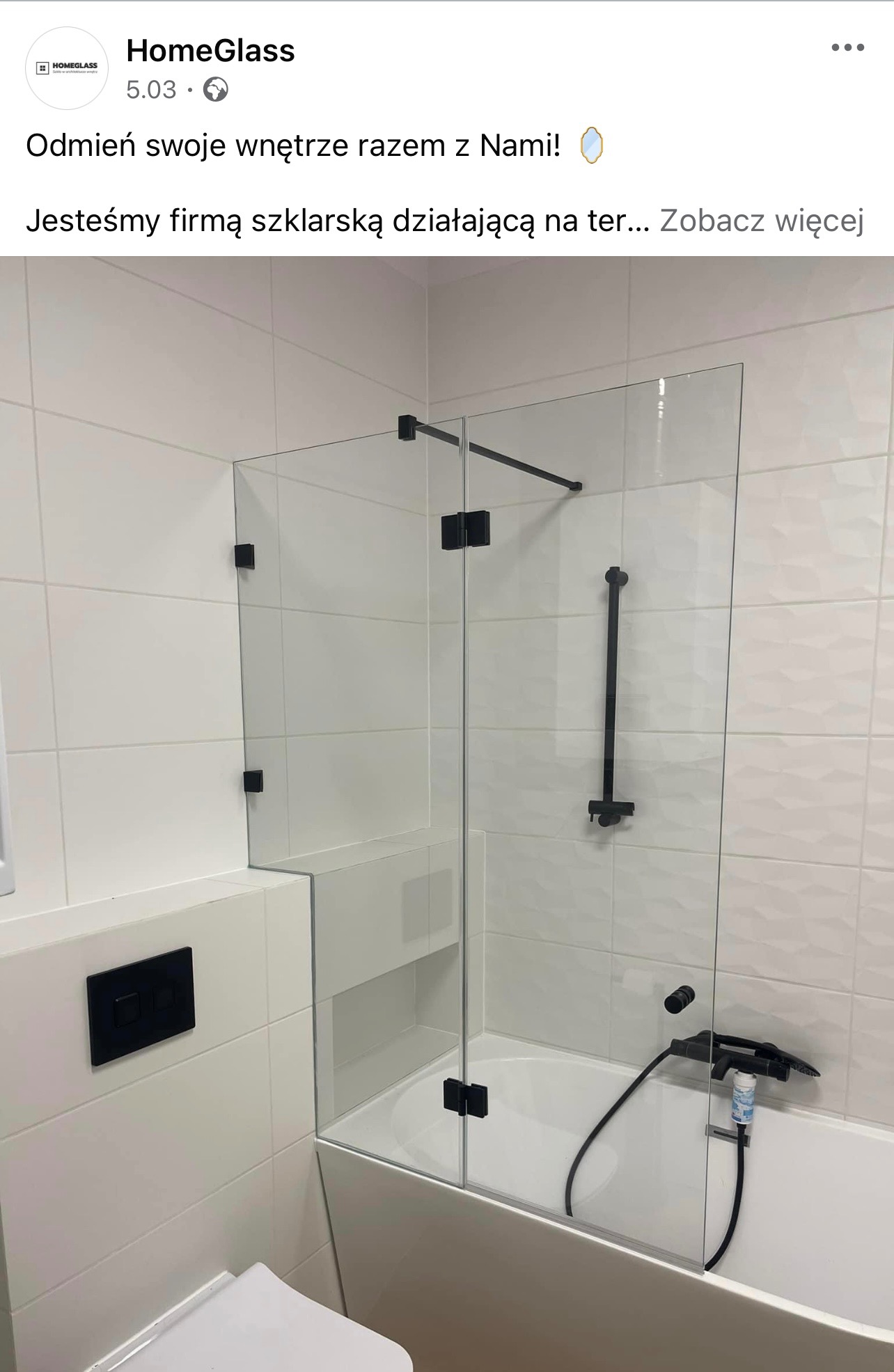 Szklana kabina prysznicowa z czarnymi okuciami zamontowana nad wanną w łazience wyłożonej białymi, wzorzystymi płytkami.