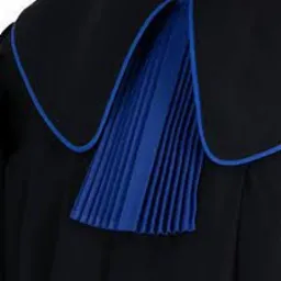 Fragment togi prawniczej z niebieską plisą i lamówką, widok z bliska.