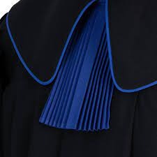 Fragment togi prawniczej z niebieską plisą i lamówką, widok z bliska.