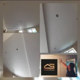 Kolaż zdjęć z wnętrza: świeżo pomalowany biały sufit z reflektorami, fragment ściany z oknem oraz logo firmy malarskiej podczas natryskowego malowania ściany.