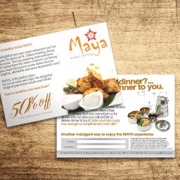 Hello Design Studio Kreatywne Joanna Darmochwał - Dwie ulotki restauracji azjatyckiej Maya z informacjami o ofercie, zniżkach i adresie, leżące na drewnianym stole.