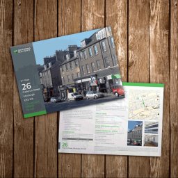 Hello Design Studio Kreatywne Joanna Darmochwał - Ulica w Edynburgu z kamienicami i samochodami, widok z perspektywy ulotki reklamowej nieruchomości biurowej do wynajęcia, z logo BNP Paribas Real Estate w lewym górnym rogu.