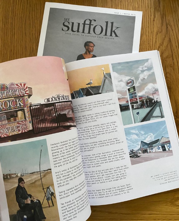 Otwarty magazyn 'See Suffolk' prezentuje akwarelowe ilustracje krajobrazów i scen z życia w hrabstwie Suffolk, w tym stację benzynową Esso, budki z lodami i rybaka na plaży.