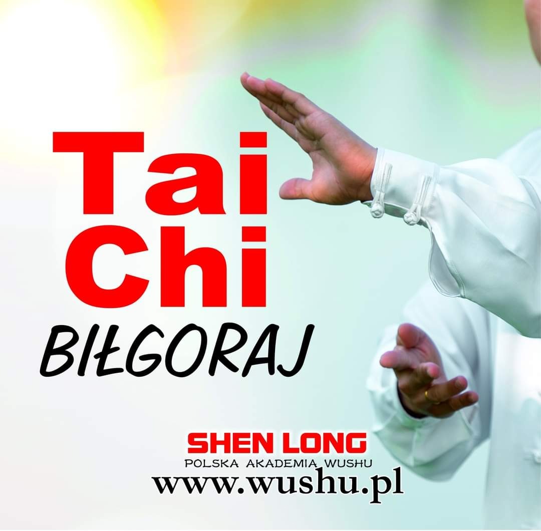 Plakat reklamowy szkoły Tai Chi w Biłgoraju, z widocznymi dłońmi instruktora w białym stroju, logo Shen Long i adresem strony internetowej.