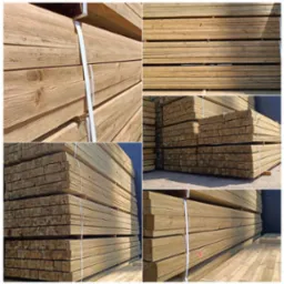 Sfotografowane z różnych perspektyw stosy świeżo przetartego, jasnego drewna budowlanego, zabezpieczone białymi taśmami, ułożone na drewnianych legarach.