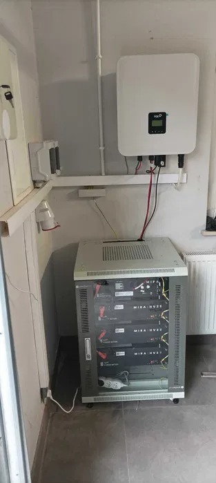 Falownik hybrydowy Foxess wraz z magazynem energii 7,5 kw