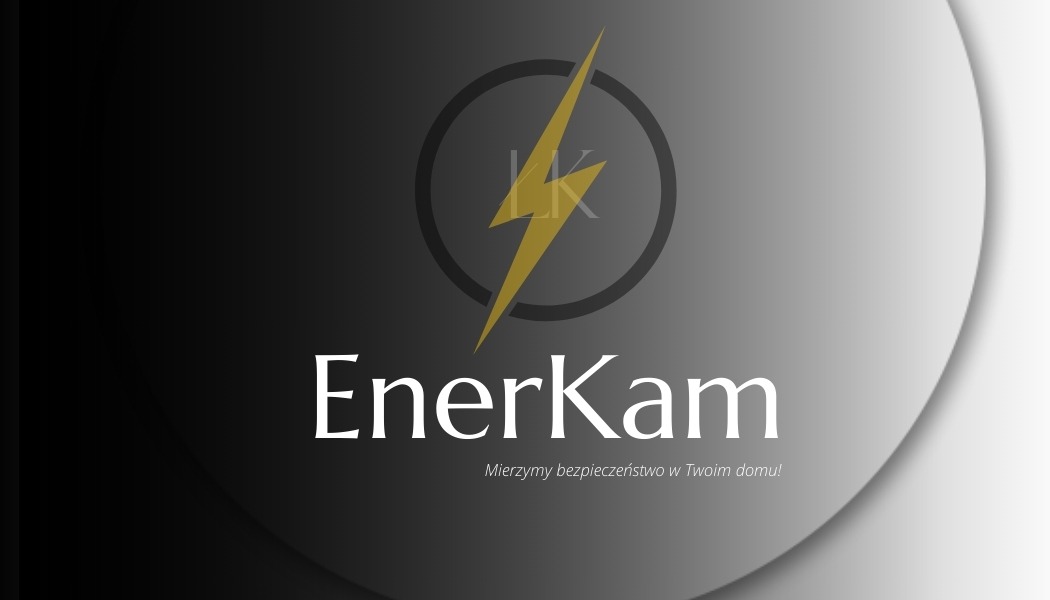 Logo firmy EnerKam z symbolem błyskawicy w okręgu, napis 'Mierzymy bezpieczeństwo w Twoim domu!' na szaro-białym gradientowym tle.