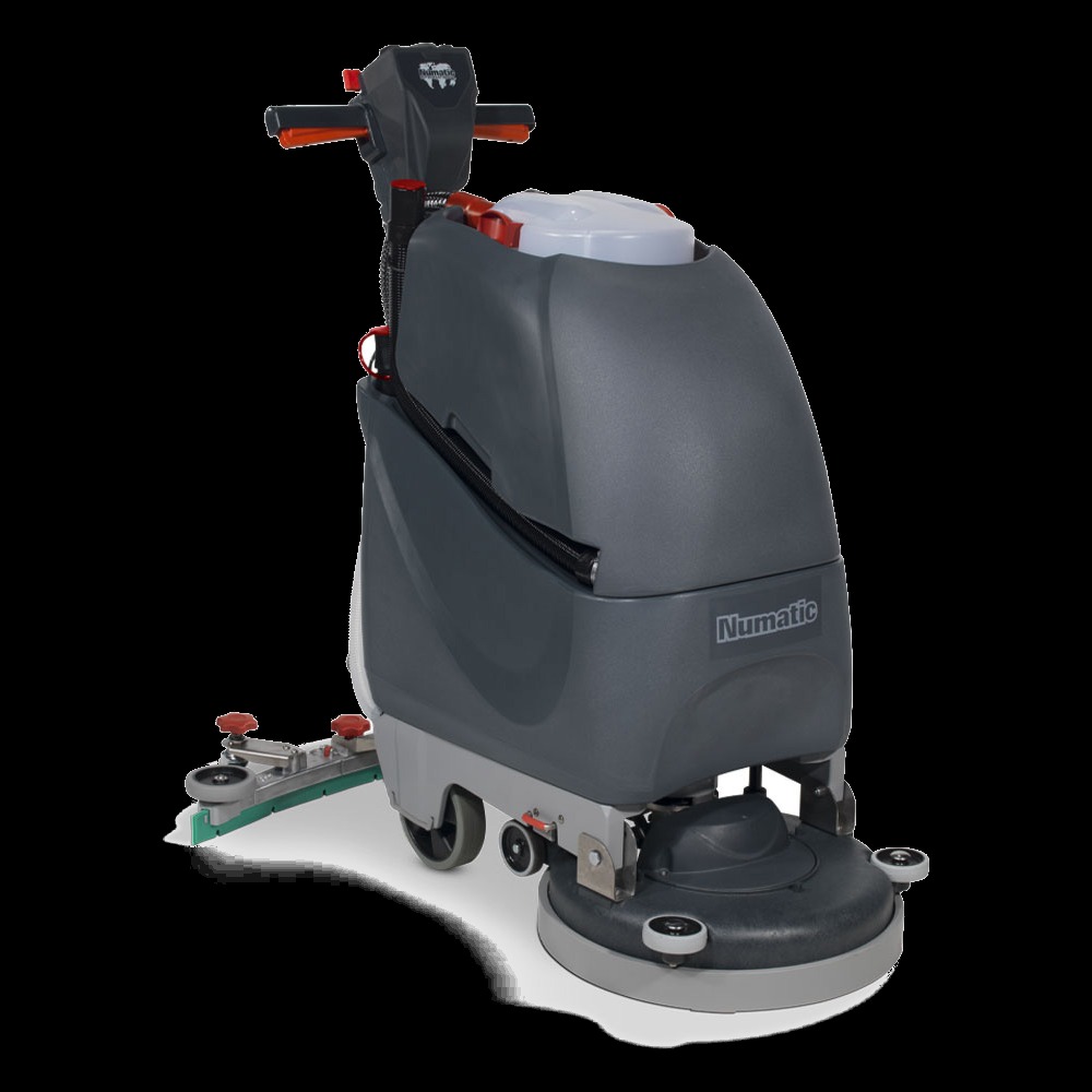 Profesjonalna, samojezdna szorowarka do podłóg marki Numatic w kolorze szarym, z widoczną listwą ssącą i zbiornikiem na płyn, na jednolitym czarnym tle.