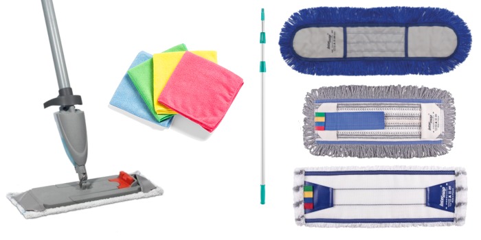 Zestaw do sprzątania podłóg: mop z mikrofibry z regulowanym drążkiem, kolorowe ściereczki z mikrofibry oraz wymienne wkłady do mopa o różnej fakturze na białym tle.