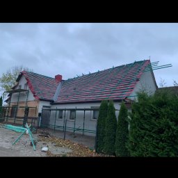 Zakład Ogólnobudowlany Dariusz Misiura - Dom jednorodzinny w trakcie prac dekarskich, widoczne rusztowania i przygotowana konstrukcja pod nowe pokrycie.