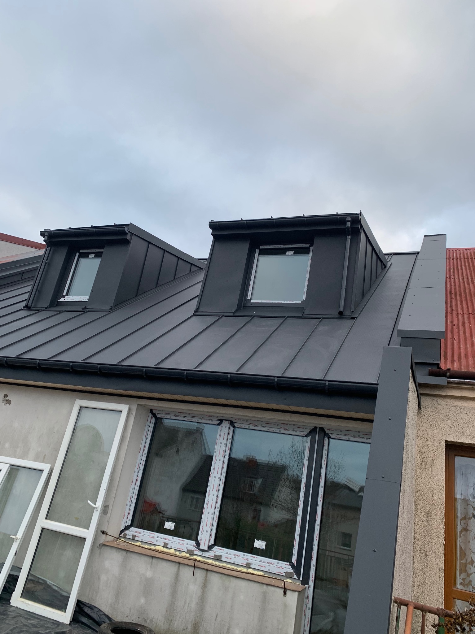 Montaż pokrycia dachowego z blachy na „click” wraz z opierzeniami blacharskimi własnej produkcji.