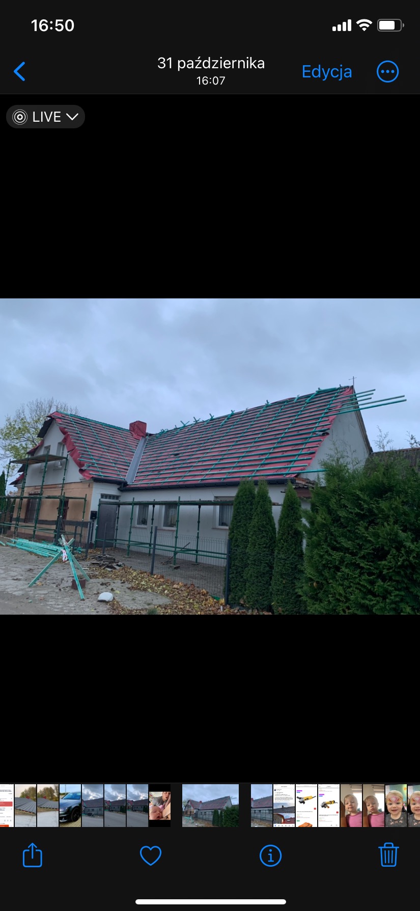 Dom jednorodzinny w trakcie prac dekarskich, widoczne rusztowania i przygotowana konstrukcja pod nowe pokrycie.