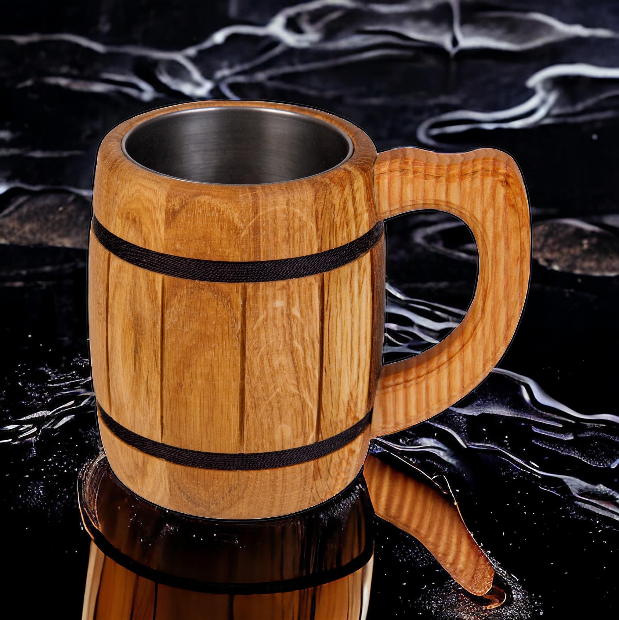 Drewniany kufel z metalowym wnętrzem, zdobiony czarnymi pasami, stojący na błyszczącej, czarnej powierzchni z refleksami.