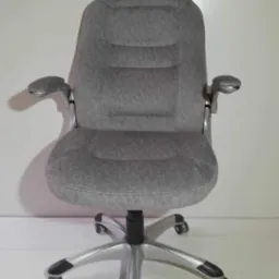 Szare, tapicerowane krzesło biurowe z regulowanymi podłokietnikami i srebrną podstawą na kółkach, sfotografowane na białym tle.