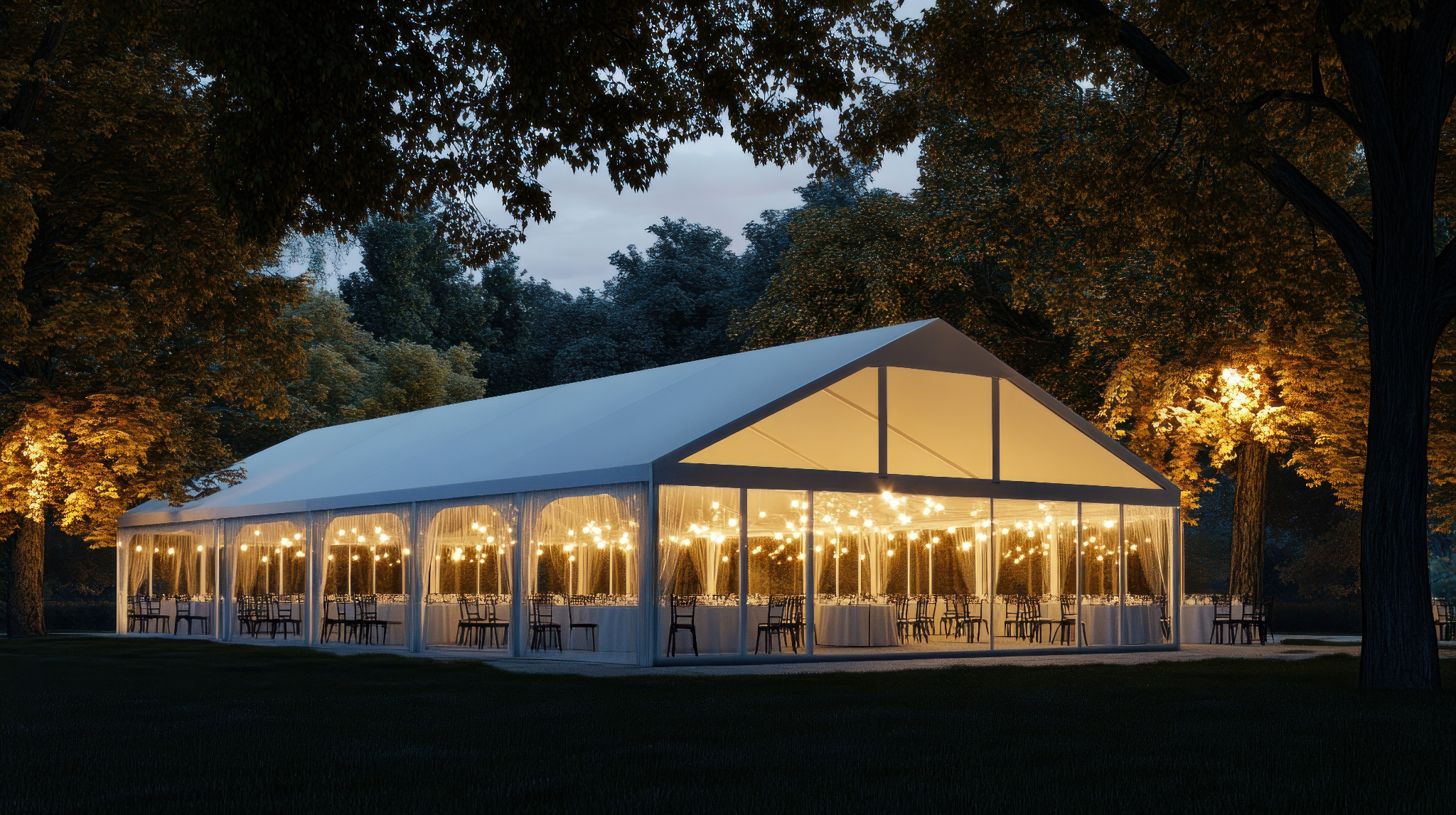 Elegancki, biały namiot bankietowy z oświetleniem girlandami, ustawiony na trawniku w otoczeniu drzew. Widok z zewnątrz, wieczorne oświetlenie, przygotowany na uroczystość.