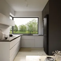 Wizualizacja nowoczesnej kuchni z białymi szafkami, czarnym blatem i dużym oknem z widokiem na zieleń; minimalistyczny czajnik i wazon na blacie, drewniana podłoga i czarna lodówka.