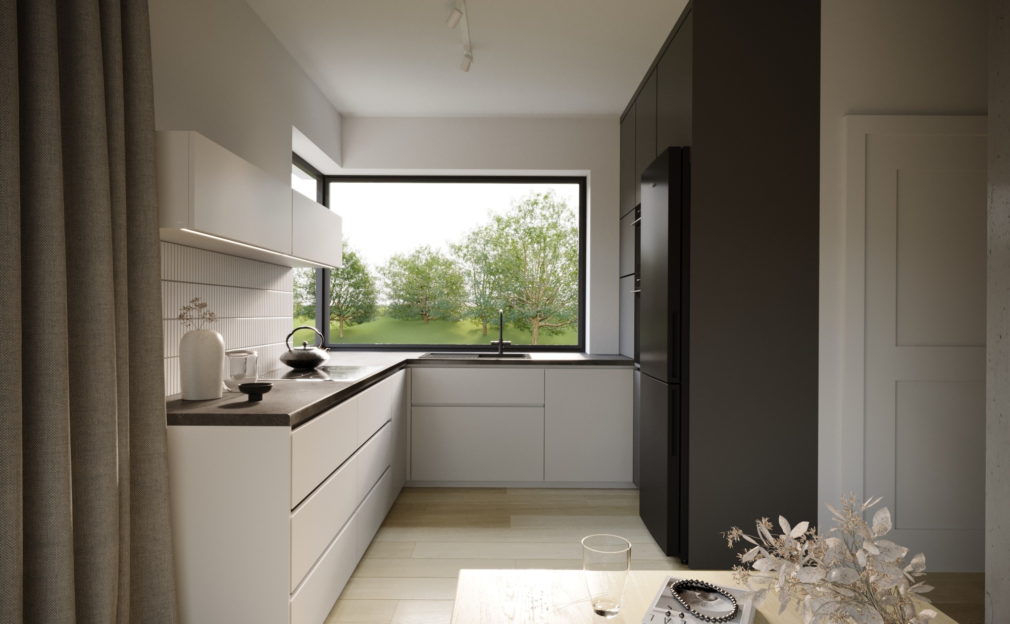 Wizualizacja nowoczesnej kuchni z białymi szafkami, czarnym blatem i dużym oknem z widokiem na zieleń; minimalistyczny czajnik i wazon na blacie, drewniana podłoga i czarna lodówka.