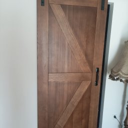 Drzwi przesuwne drewniane.