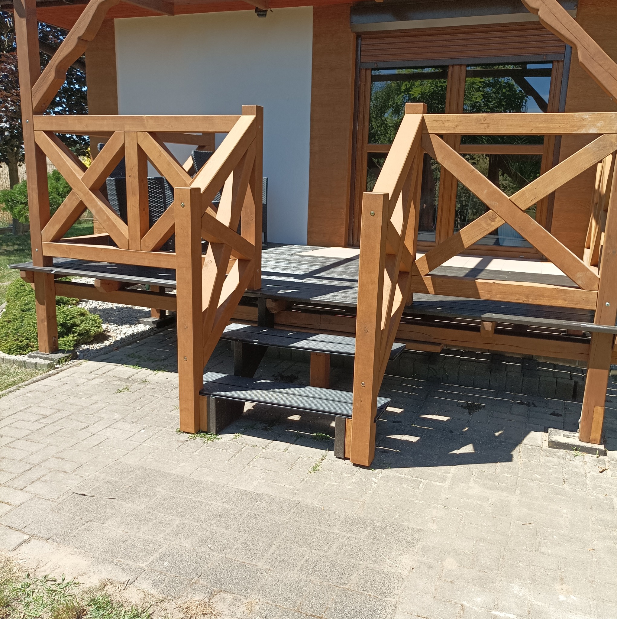 Nowe balustrady na tarasie.