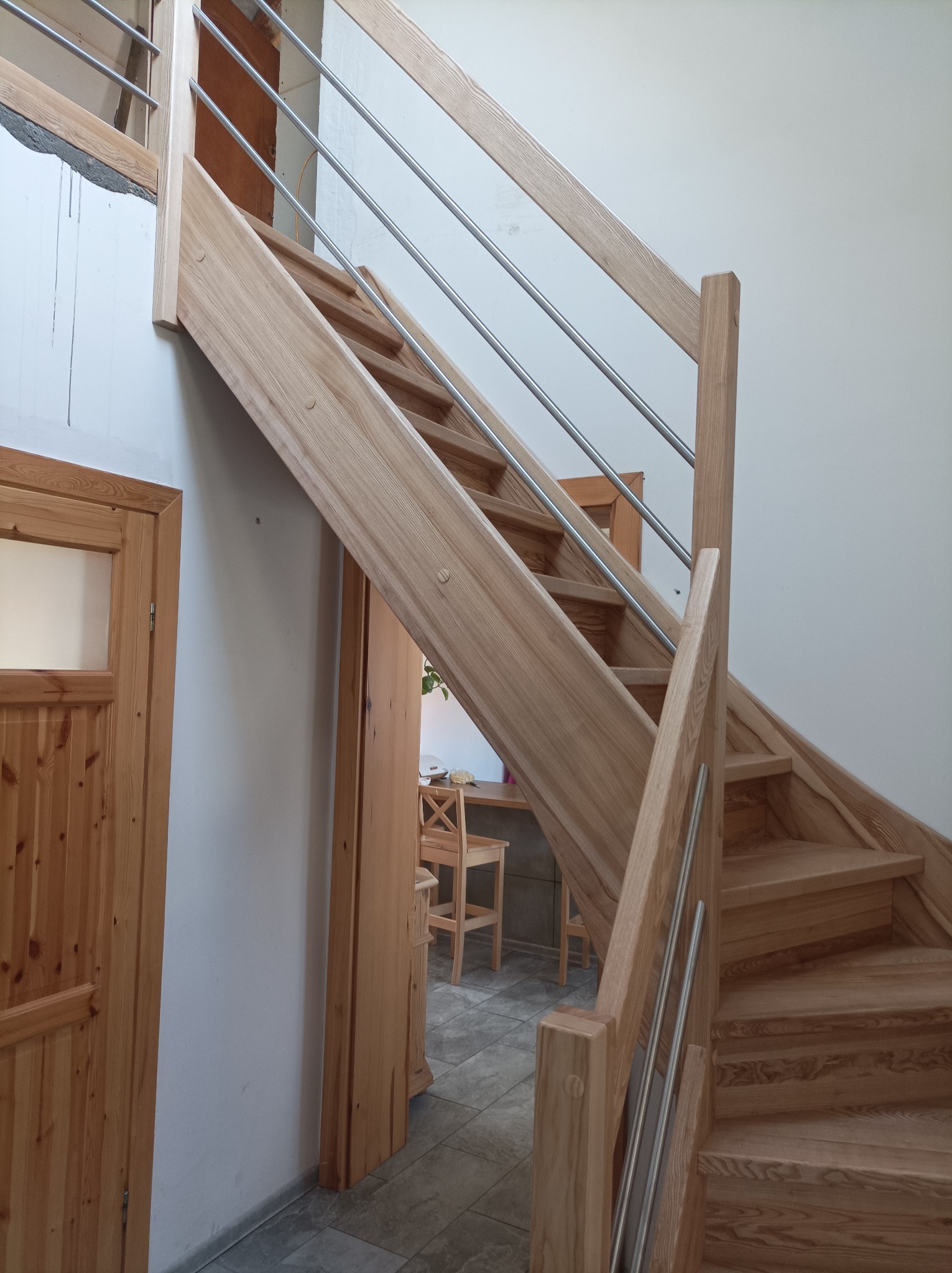 Schody zabiegowe z podstopniami jesionowe.