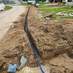 Ogolnouslugowa - Wykop oraz ułożenie kabla sterującego panelami fotowoltaiki w osłonię