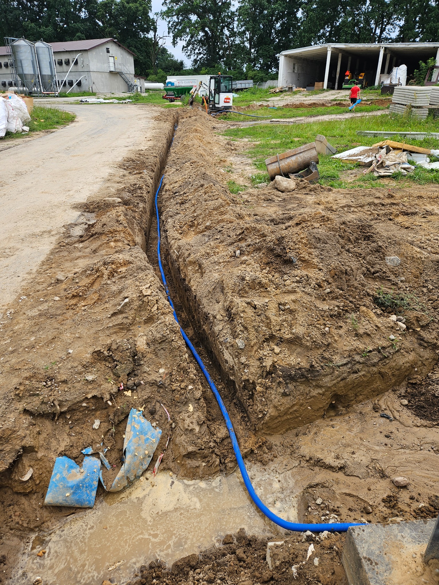 Wykop oraz ułożenie kabla sterującego panelami fotowoltaiki w osłonię