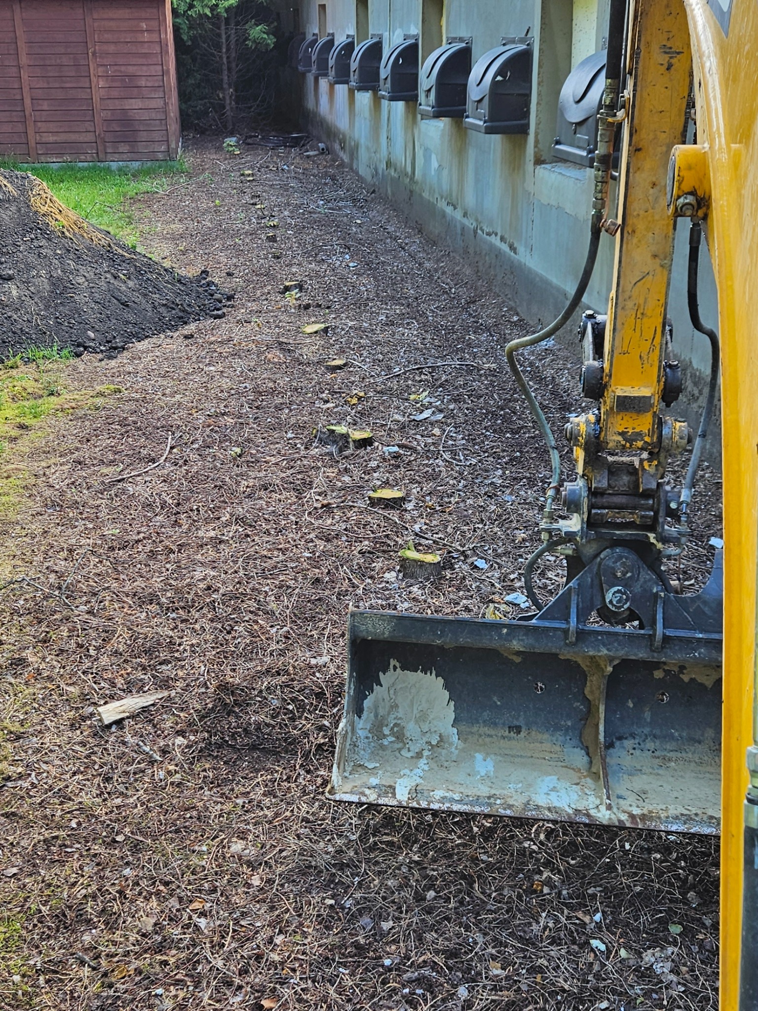 Usunięcie rzędu korzeni po swierkach wraz z utylizacja i wyrównaniem nowa ziemią.