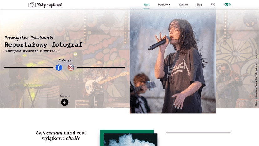 Strona internetowa fotografa reportażowego Przemysława Jakubowskiego, prezentująca zdjęcie wokalistki z mikrofonem na scenie podczas koncertu, z elementami graficznymi i logo firmy.