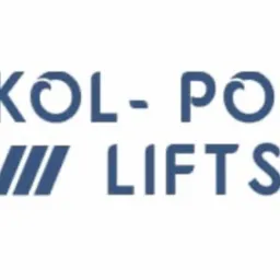 Logo firmy KOL-POL LIFTS w odcieniach niebieskiego na białym tle, z symbolem przypominającym falę nad literą O i trzema ukośnymi kreskami pod nazwą.