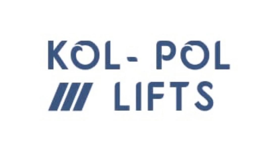 Logo firmy KOL-POL LIFTS w odcieniach niebieskiego na białym tle, z symbolem przypominającym falę nad literą O i trzema ukośnymi kreskami pod nazwą.
