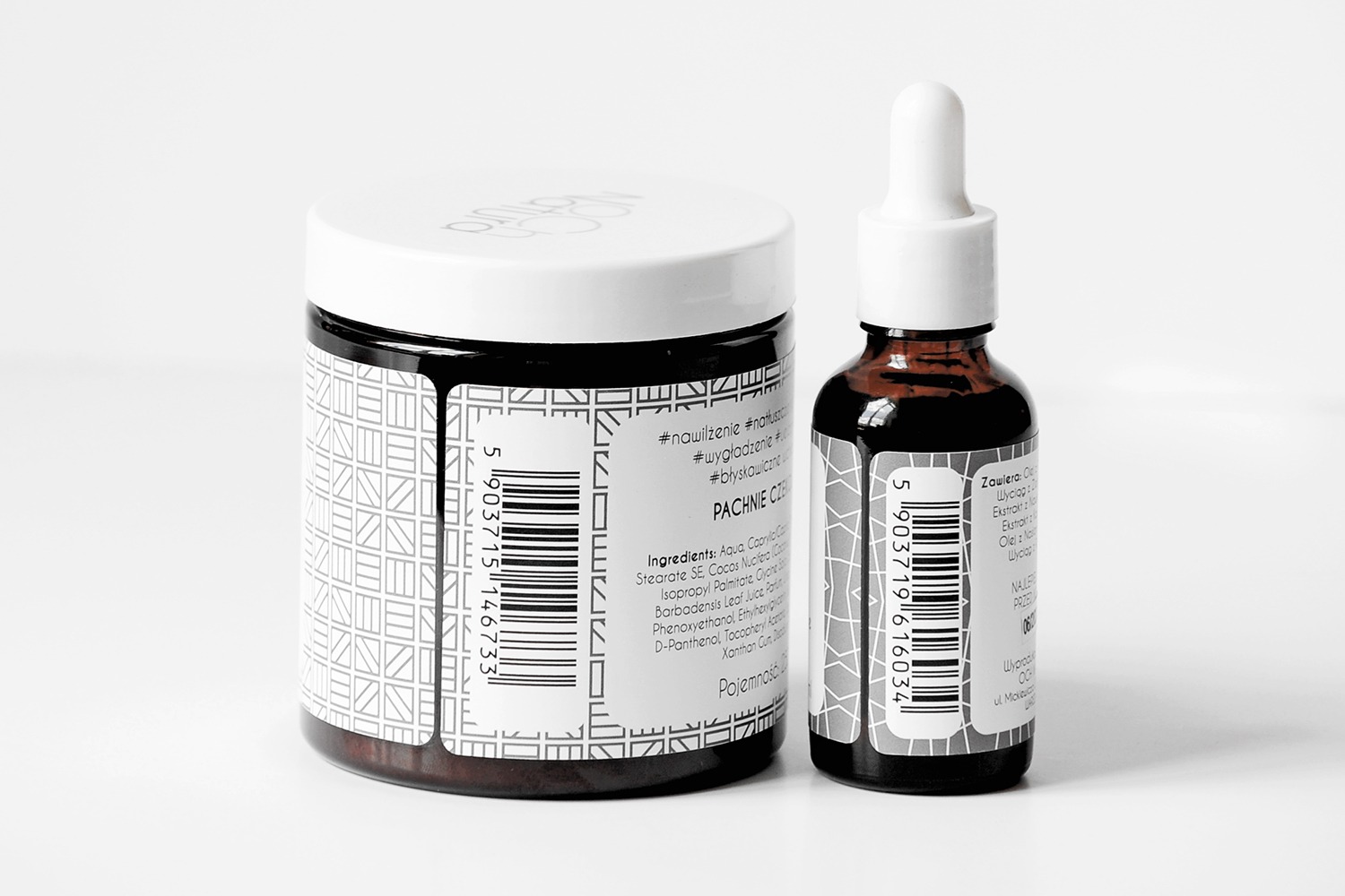 Dwa brązowe słoiczki kosmetyków z białymi etykietami i wieczkami na białym tle, prezentujące składniki i właściwości produktu, w tym nawilżenie i wygładzenie skóry.